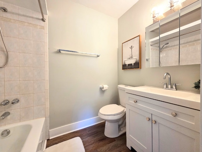 1025 Rosewood Dr in Carpentersville, IL - Building Photo - Building Photo