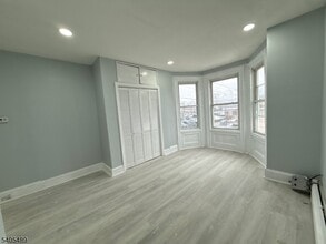 437 Morrissee Ave in Haledon, NJ - Foto de edificio - Building Photo