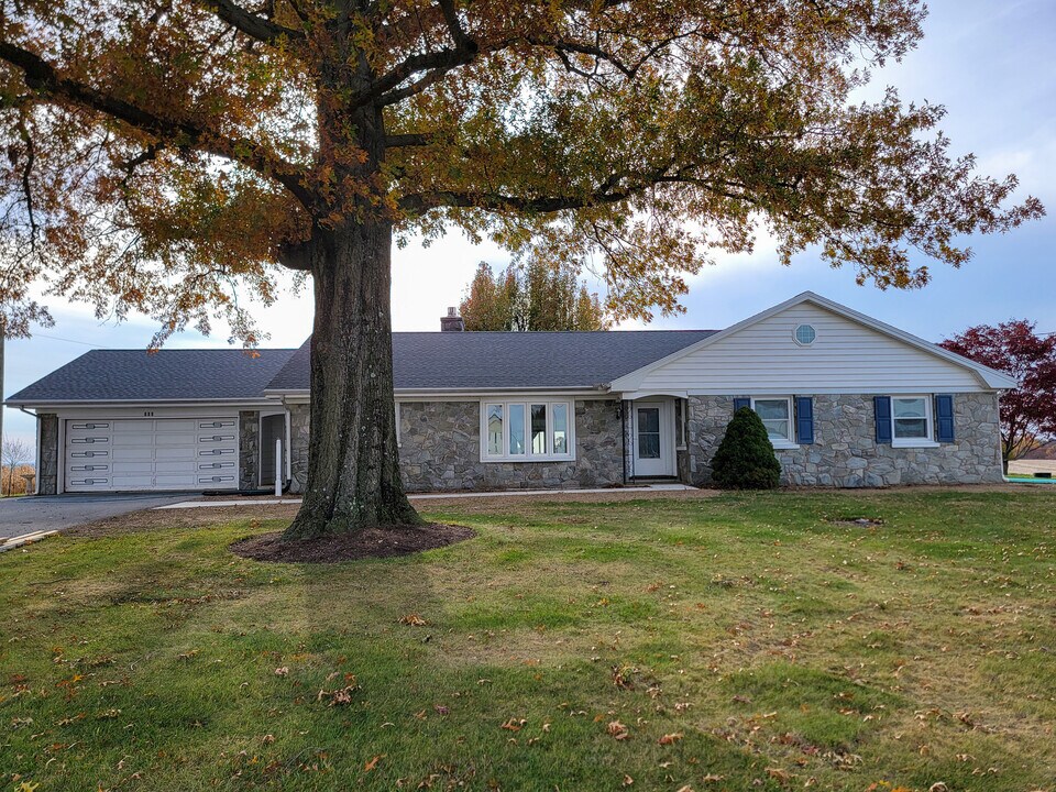 502 W Newport Rd in Lititz, PA - Foto de edificio