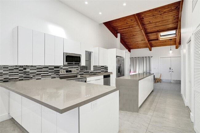 2619 Parkview Dr S in Hallandale Beach, FL - Building Photo - Building Photo