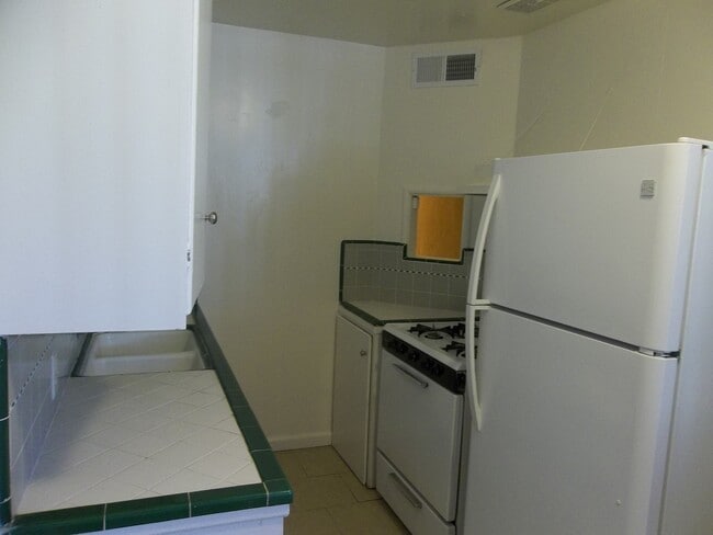 1007 E El Monte Way in Dinuba, CA - Building Photo - Building Photo