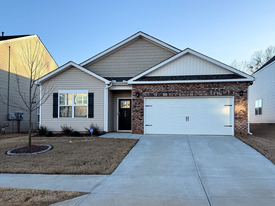 100 Oak Edge Ln in Greer, SC - Building Photo