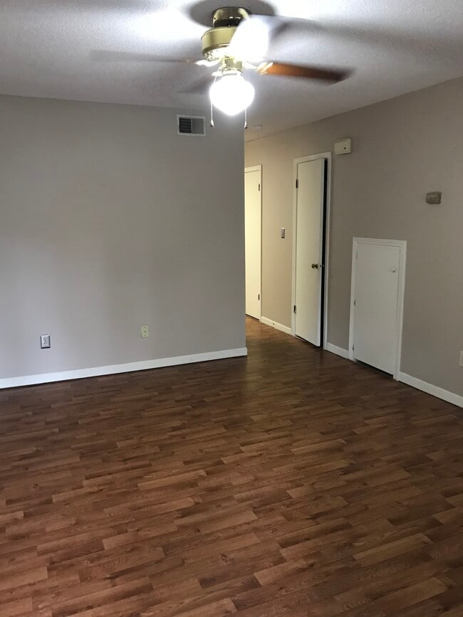 141 Country Village Ct, Unit 141 in Greenwood, SC - Foto de edificio - Building Photo