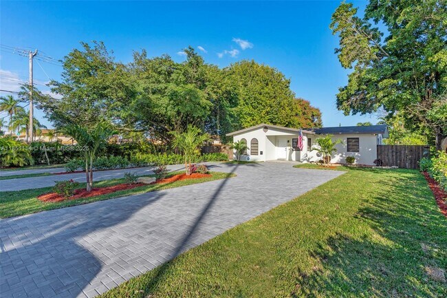 1075 NE 12th Ave in Homestead, FL - Building Photo - Building Photo