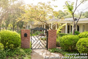 140 E Fair Oaks Pl in Alamo Heights, TX - Building Photo