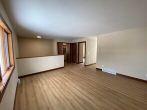 802 Robert Pl in Onalaska, WI - Building Photo - Building Photo