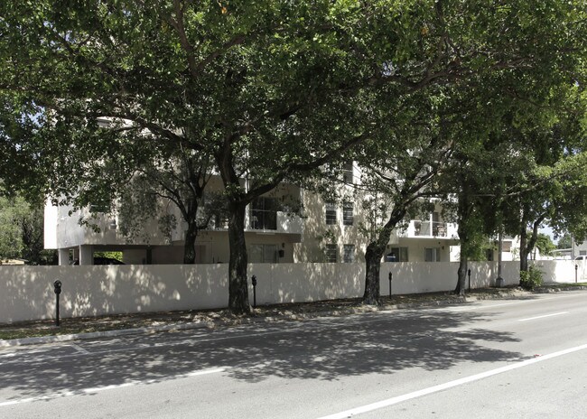 2695 SW 18th St in Miami, FL - Building Photo - Building Photo