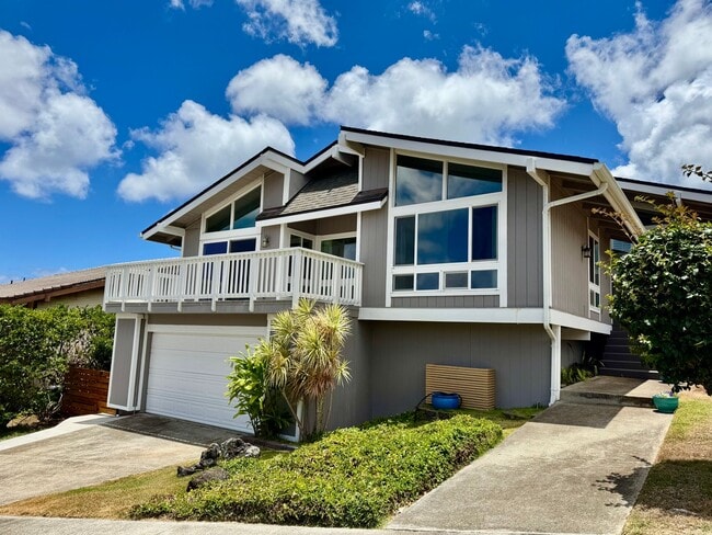 property at 956 Kaluanui Rd