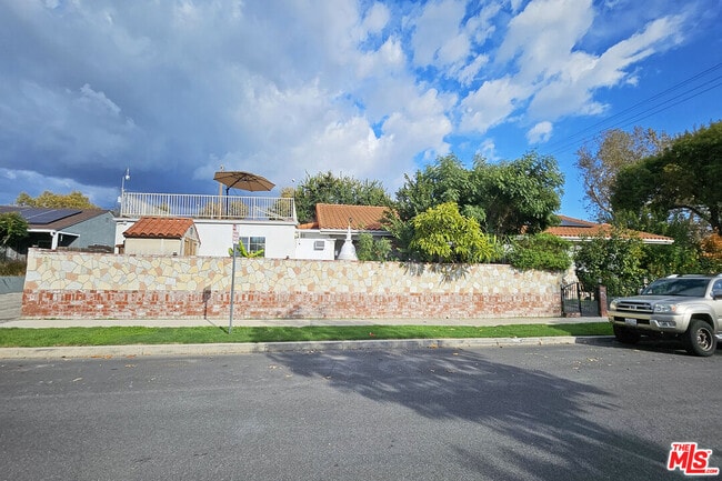 property at 302 N Griffith Park Dr