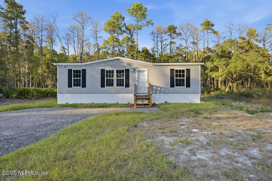 520 Hickory Nut Trail in Satsuma, FL - Building Photo