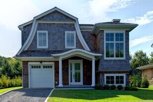 2 Crystal Mews Ln in East Hampton, NY - Building Photo
