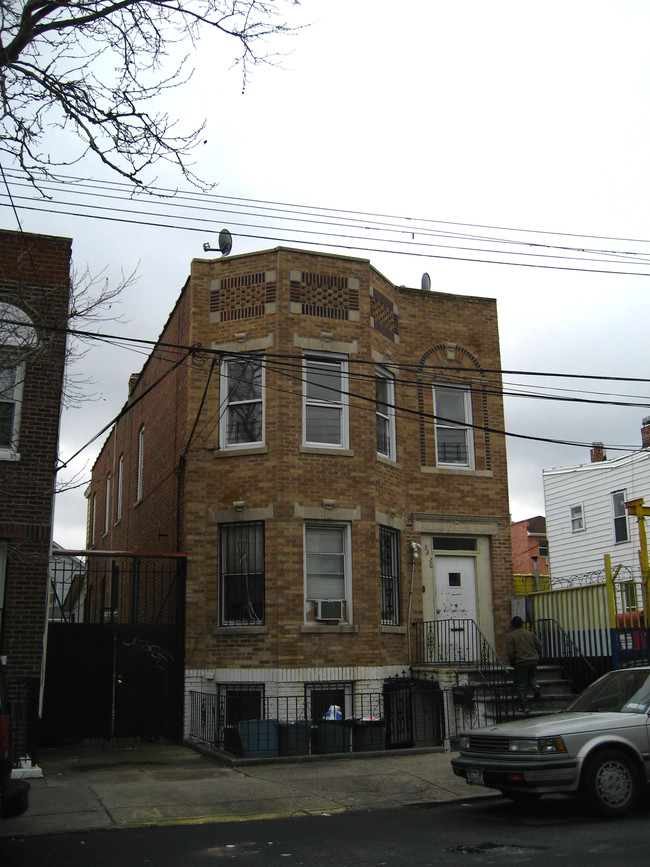 33-26 102nd St in Flushing, NY - Foto de edificio - Building Photo