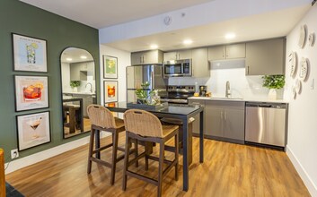 The Quinn Apartments in Phoenix, AZ - Foto de edificio - Building Photo