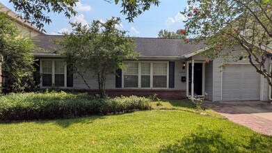 5303 Evergreen St in Bellaire, TX - Building Photo - Building Photo