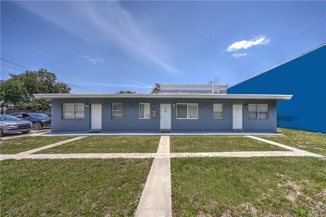 413 Phippen Waiters Rd in Dania Beach, FL - Building Photo
