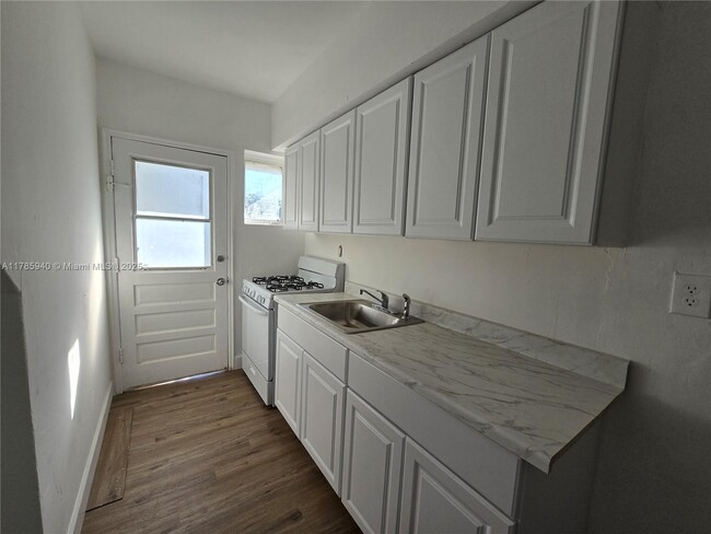660 84th St in Miami Beach, FL - Foto de edificio - Building Photo