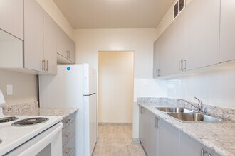 30 Gilder Dr in Toronto, ON - Building Photo - Interior Photo