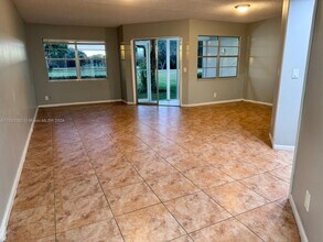 1200 SW 125th Ave-Unit -113L in Pembroke Pines, FL - Foto de edificio - Building Photo