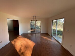 1561 McKinnon Dr in Oak Harbor, WA - Building Photo - Building Photo