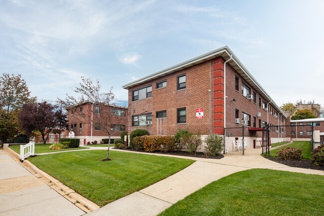 Flowerview Gardens in Floral Park, NY - Foto de edificio - Building Photo