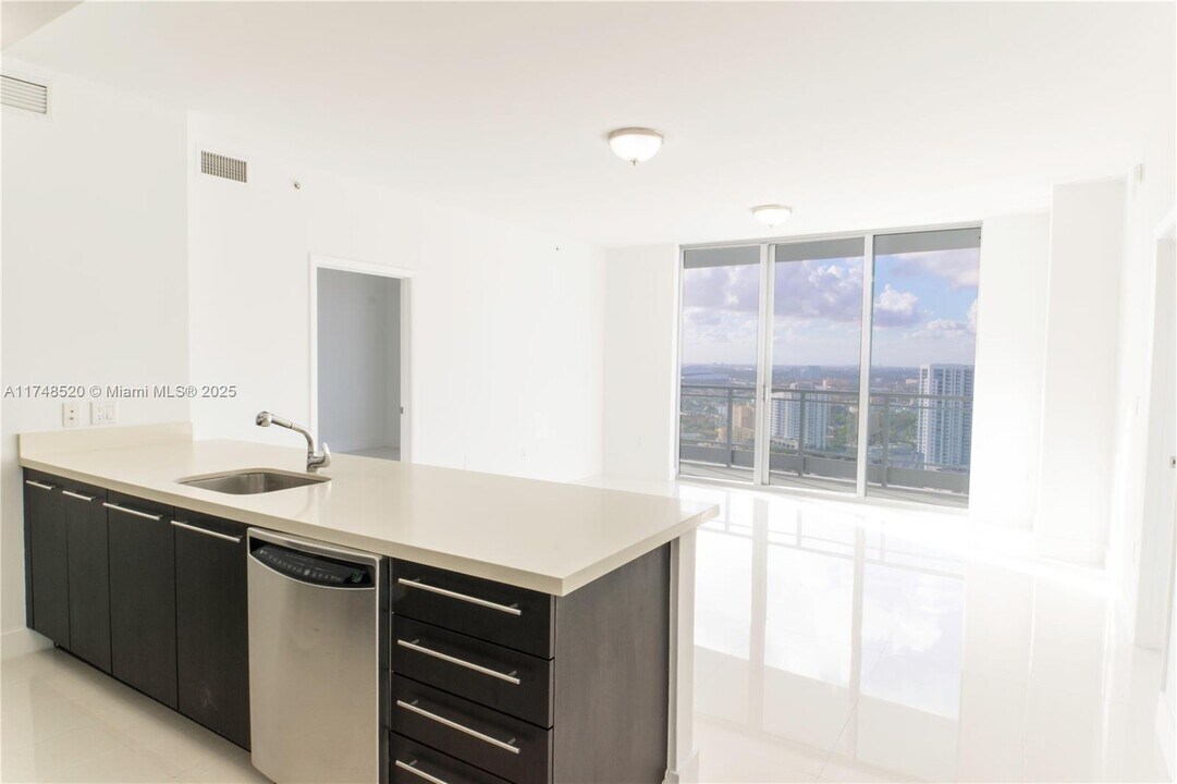 90 SW 3rd St, Unit 3408 in Miami, FL - Building Photo