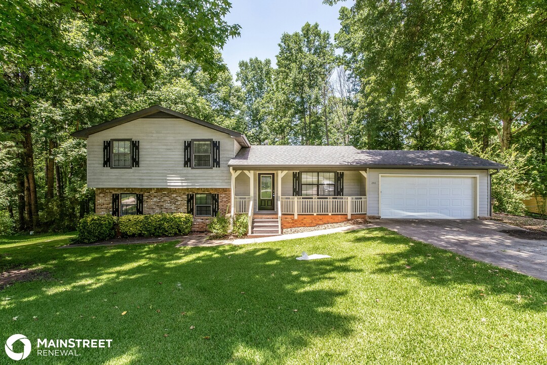 240 Carriage Cir in Stockbridge, GA - Building Photo