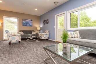 Woodridge Apartments in Omaha, NE - Building Photo - Building Photo