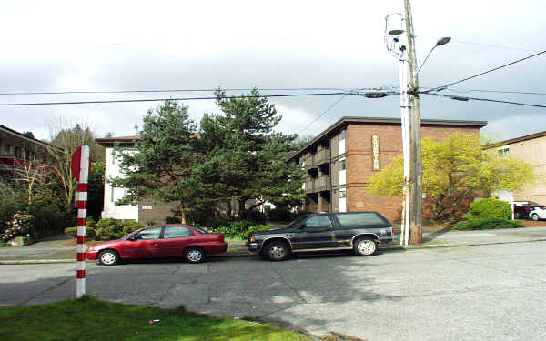 Sands Spring Apartment in Seattle, WA - Building Photo - Building Photo