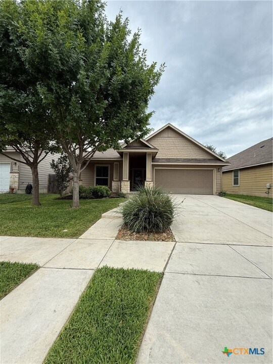 833 Manhattan in New Braunfels, TX - Building Photo