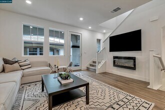 39103 Via Vicenza in San Ramon, CA - Foto de edificio - Building Photo
