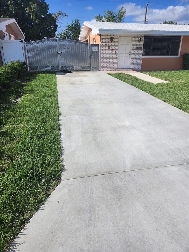 7831 NW 10th St in Pembroke Pines, FL - Building Photo - Building Photo