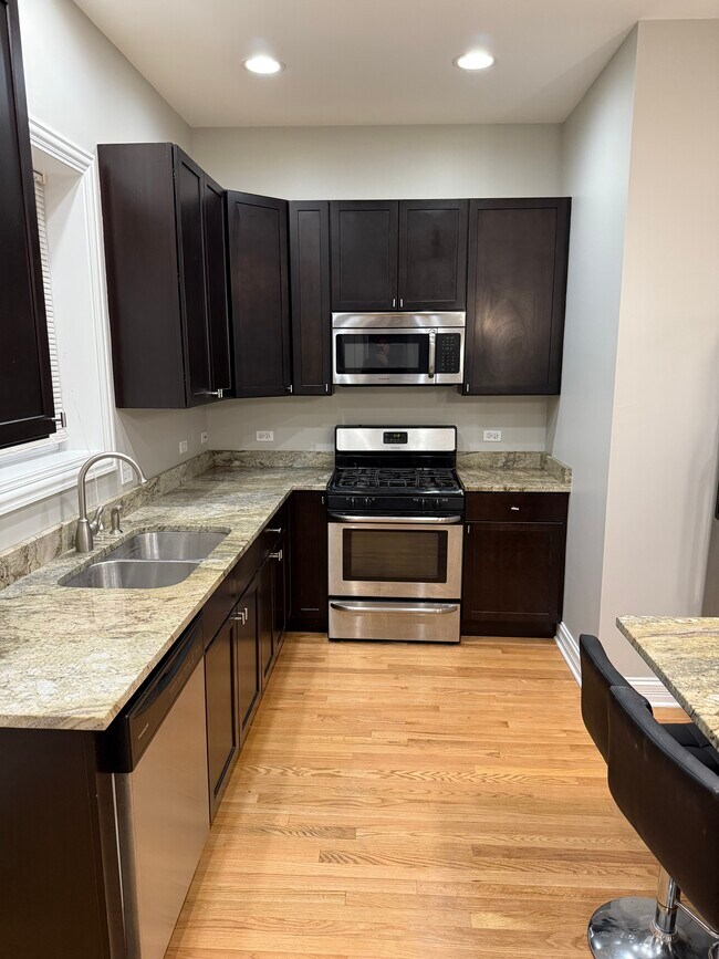2446 N Campbell Ave, Unit 1 in Chicago, IL - Building Photo - Building Photo