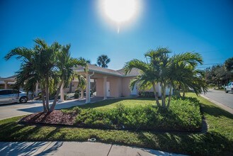 303 Lincoln Ave in Cape Canaveral, FL - Foto de edificio - Building Photo