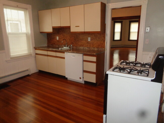61 Grove St, Unit 1 in Belmont, MA - Building Photo - Building Photo