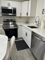 208 Meridian Ave in Miami Beach, FL - Building Photo