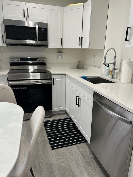 208 Meridian Ave in Miami Beach, FL - Building Photo