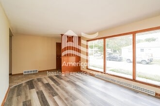 7627 W Glendale Ave in Milwaukee, WI - Building Photo - Building Photo