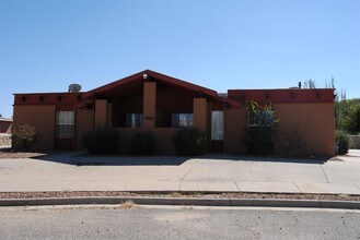 5524 Oakbriar Cir-Unit -Unit B in El Paso, TX - Building Photo - Building Photo