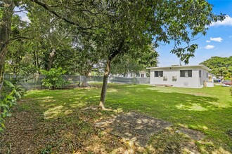 1040 NW 35th St-Unit -1042 in Miami, FL - Building Photo - Building Photo