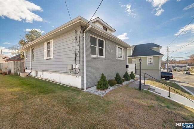 79 Lincoln Ave in Fair Lawn, NJ - Foto de edificio - Building Photo