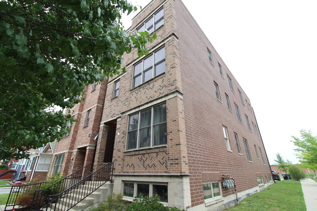 4622 W Schubert Ave in Chicago, IL - Building Photo