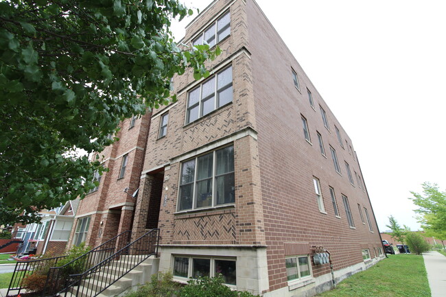 property at 4622 W Schubert Ave