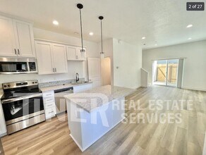 1509 Eggplant Alley in Sacramento, CA - Foto de edificio - Building Photo