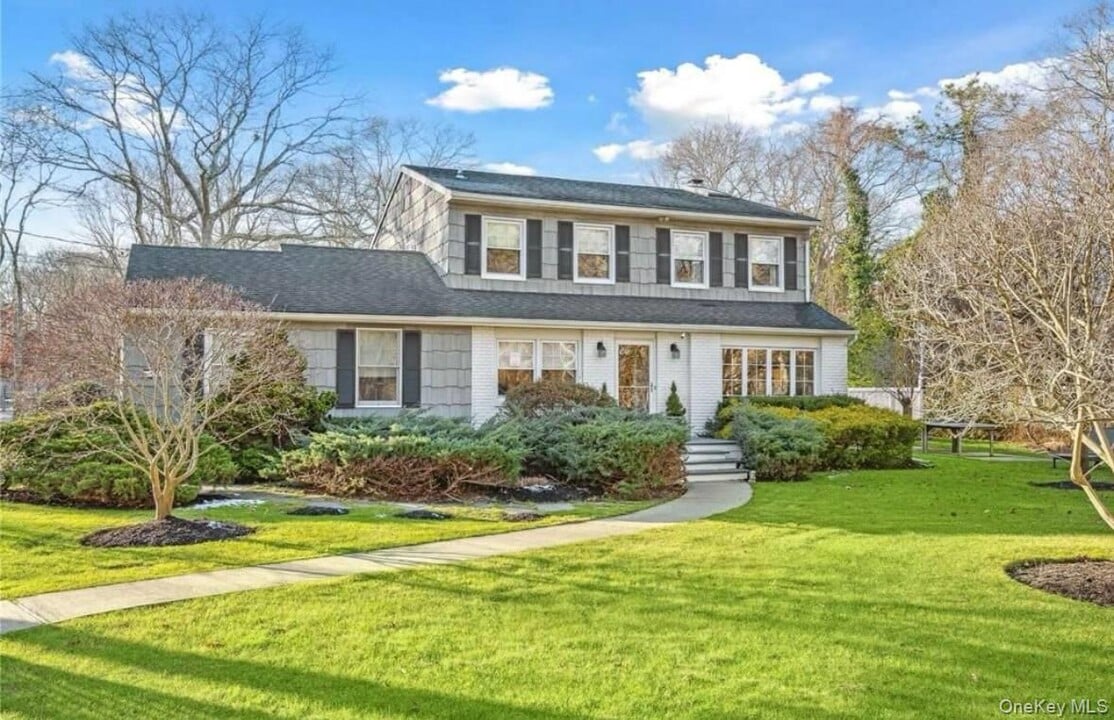 23 N Westbury Rd in Hampton Bays, NY - Building Photo