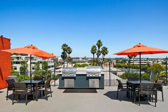Villa Francisca in West Hollywood, CA - Foto de edificio - Building Photo