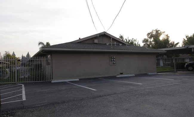 689 Diamond Ct in Upland, CA - Foto de edificio - Building Photo