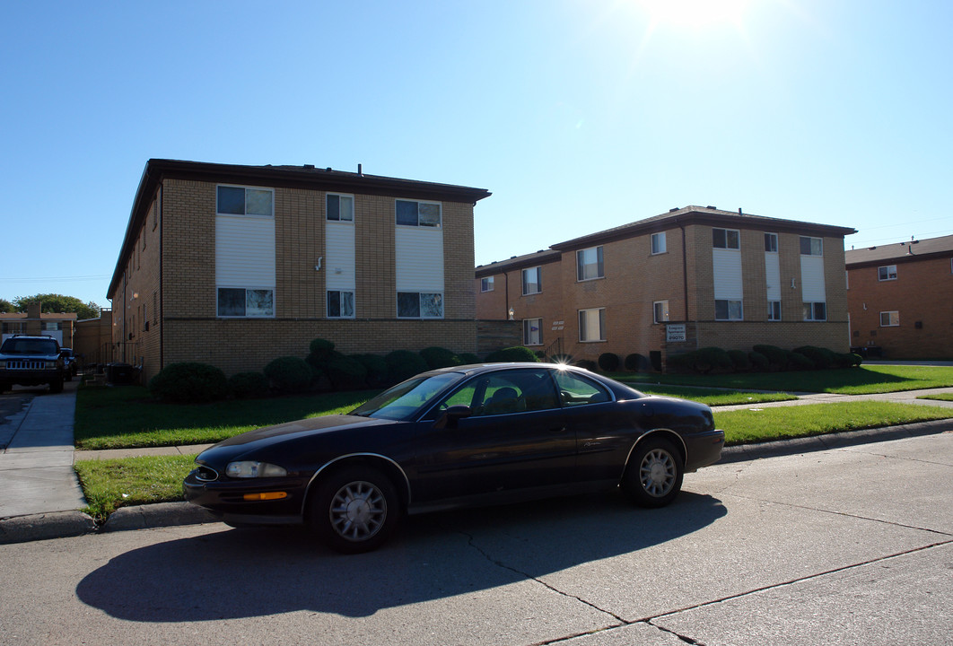 Longview Apartments in Warren, MI - Foto de edificio