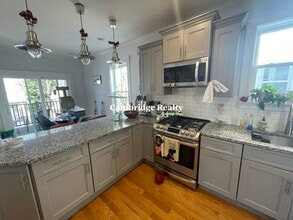 65A Oak St, Unit 2A in Somerville, MA - Foto de edificio - Building Photo