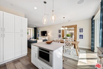 4373 Paxton Pl in Calabasas, CA - Building Photo - Building Photo