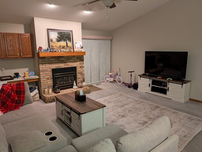 8306 Iltis Dr in Urbandale, IA - Foto de edificio - Building Photo